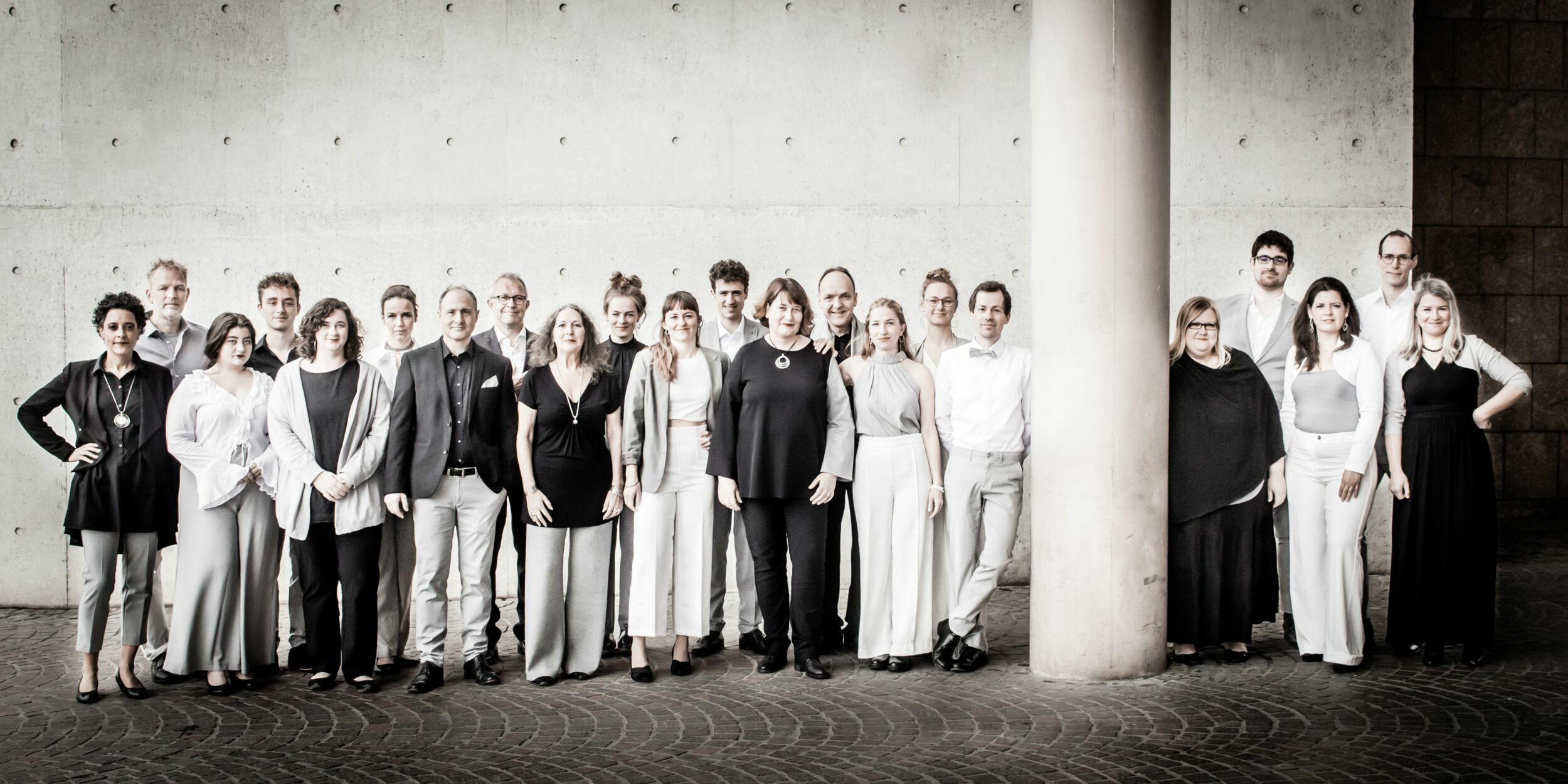 Gruppenfoto Jazzchor Freiburg vor dem Konzerthaus Freiburg